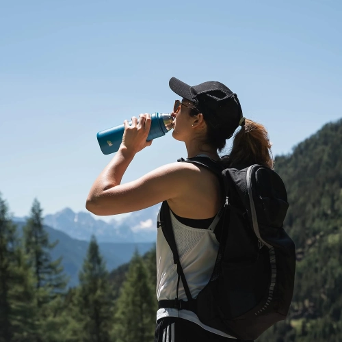 esbit-majoris-isolierflasche-blau-1000ml-vf1000tl-pb-beim-wandern.jpg