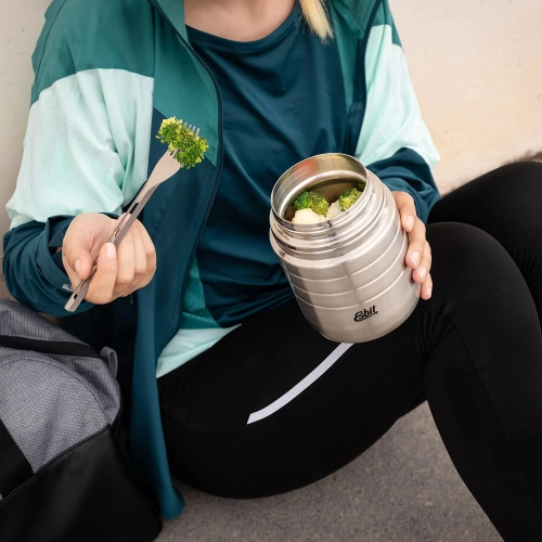 esbit-majoris-thermobehaelter-edelstahl-fjtl-s-beim-essen-mit-gabel.jpg